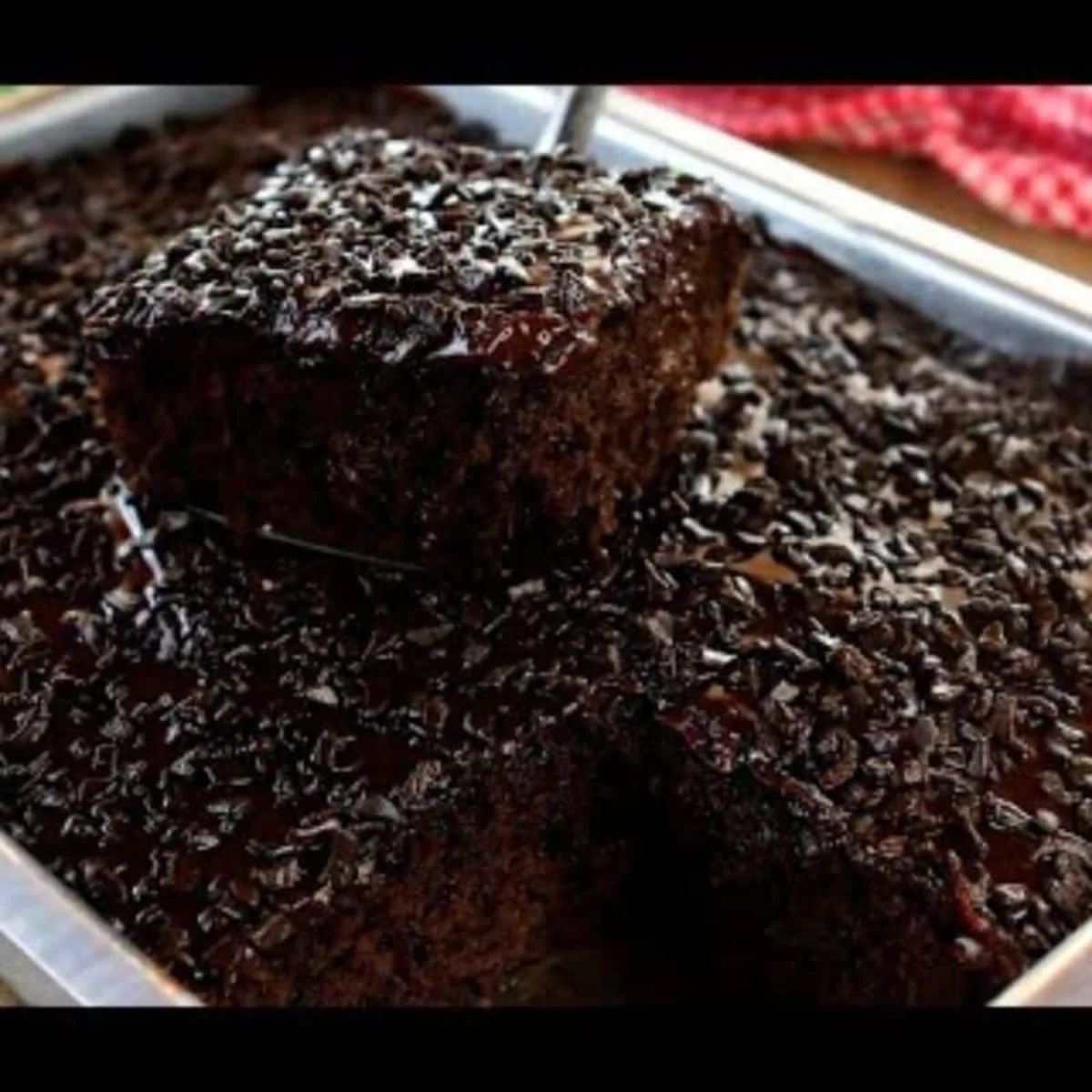 Bolo de chocolate molhadinho com calda cremosa e cob