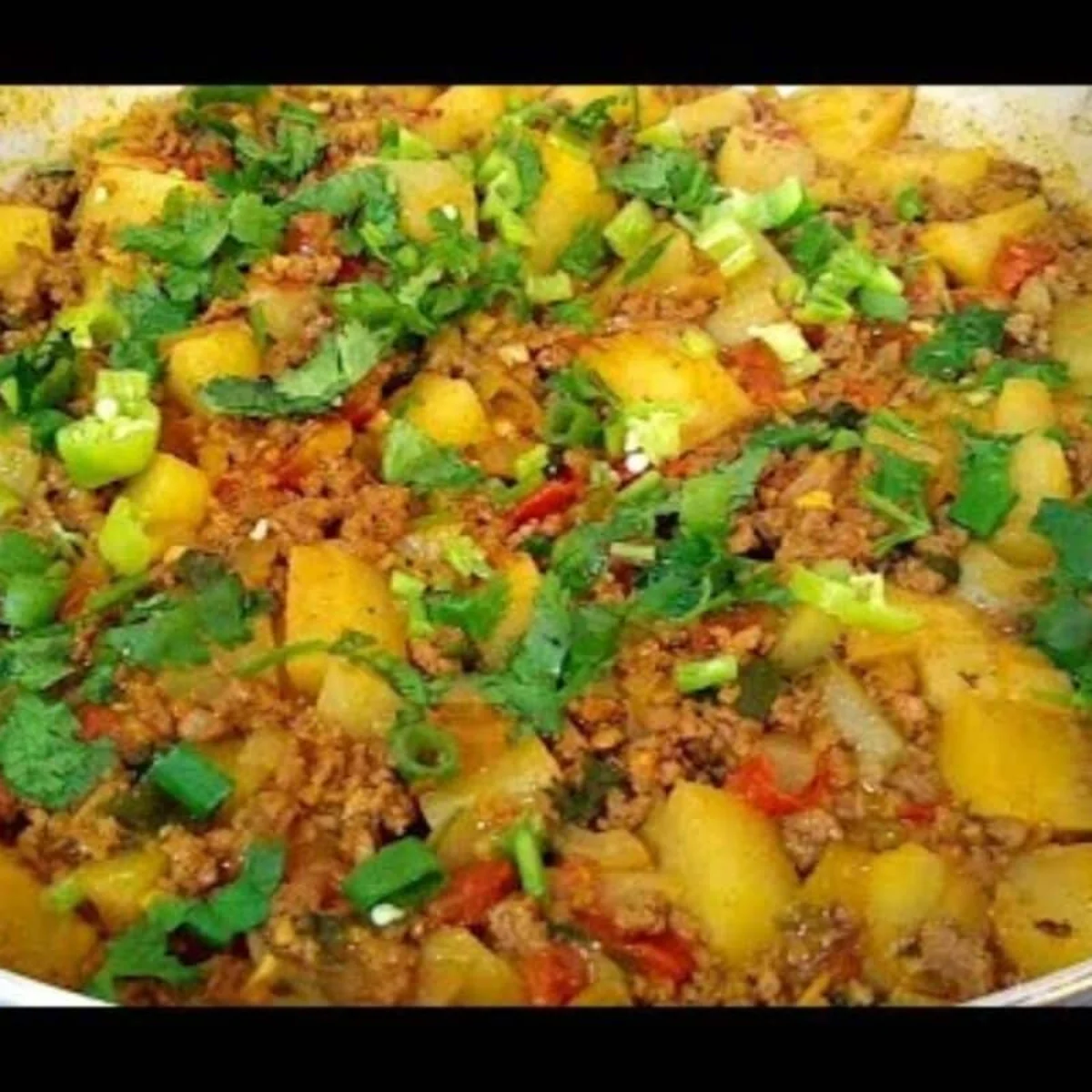 Carne moída com batata saborosa e tempero simples