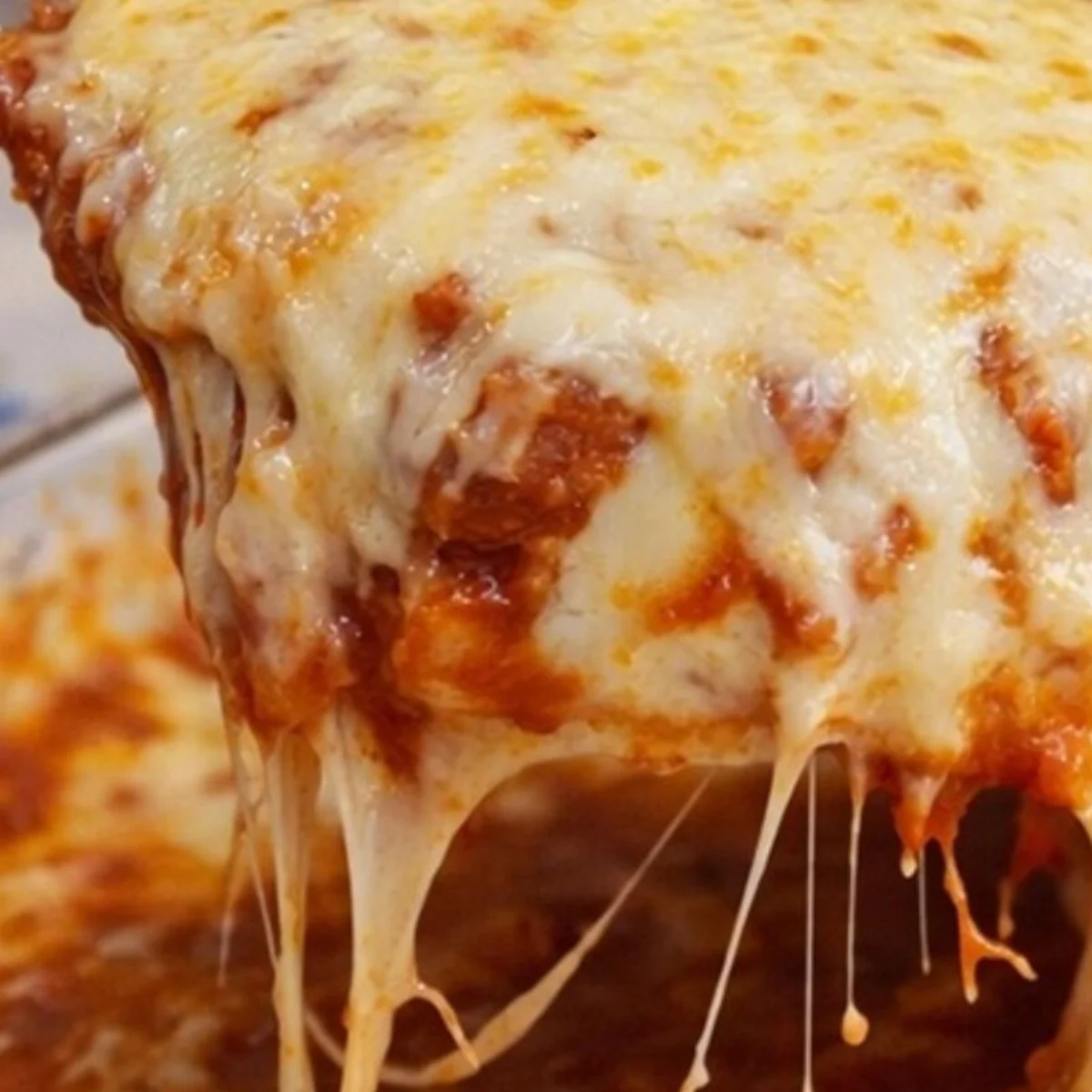 Frango à parmegiana com bastante molho de tomate cas
